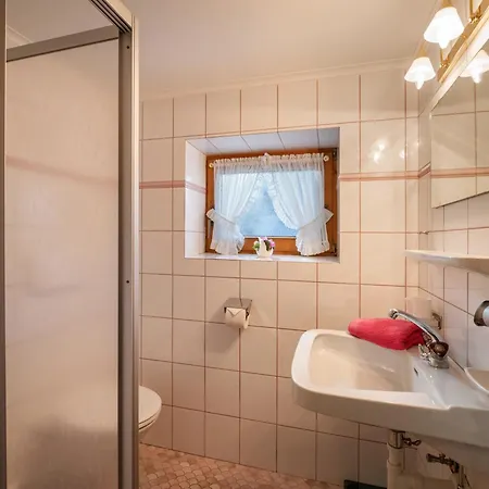 Apartment - Julitta Oberhollenzer *