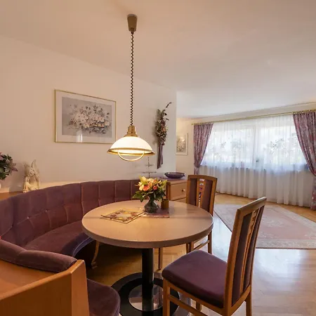 - Julitta Oberhollenzer Mayrhofen