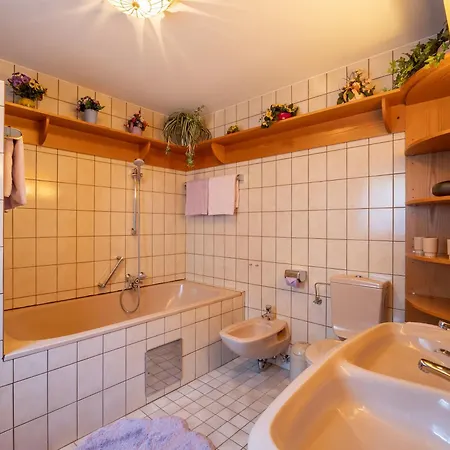 - Julitta Oberhollenzer Apartment *
