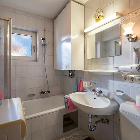 Apartment - Julitta Oberhollenzer *